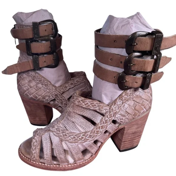 🦄 ONE OF A KIND FREEBIRD SANDALS 7 - Picture 1 of 5